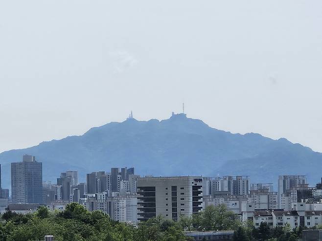 연휴 첫날 '대체로 맑음'…서울 등 '건조'·경상권 비[오늘날씨]=노동절이자 연휴 첫날, 금요일인 오늘(5월 1일) 날씨는 전국이 구름 많다가 오전부터 맑아지겠으나, 밤부터 다시 구름 많아지겠다. 아침 최저기온은 8~12℃, 낮 최고기온은 18~26℃가 되겠다. ⓒbnt뉴스: 오늘날씨, 내일날씨, 주간날씨 예보&nbsp;