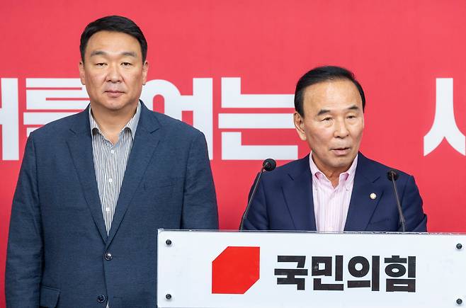 국민의힘 박덕흠 중앙당 공천관리위원장과 공관위원들이 1일 서울 여의도 국민의힘 중앙당사에서 이날 심사한 6ㆍ3 재보선 지역구 후보 공천 결과를 발표하고 있다. /연합뉴스