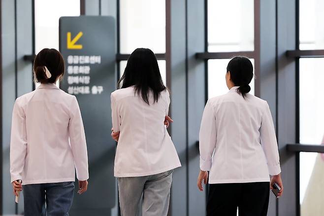 서울의 한 대학병원에서 의료진이 이동하고 있다. /뉴스1