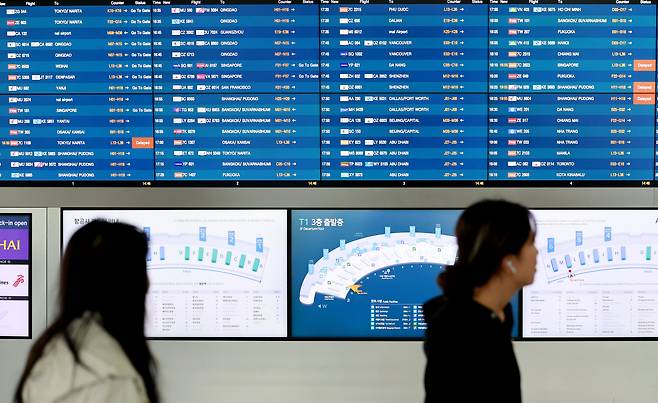 인천국제공항 제1여객터미널 출국장에서 여행객들이 이동하고 있다. / 뉴스1