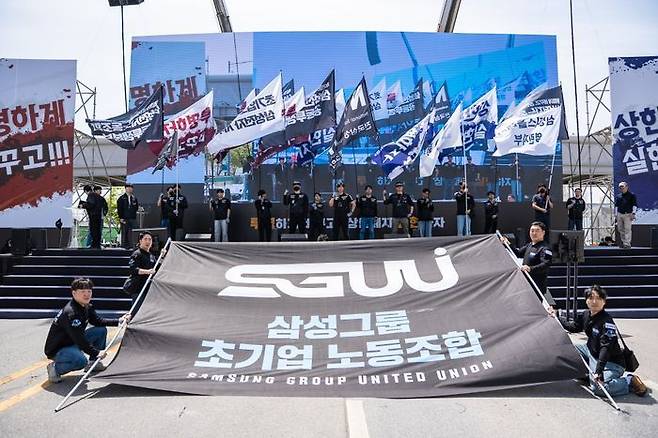 삼성전자 초기업노동조합이 지난 23일 경기 평택시 고덕 삼성로 일대에서 파업 결의대회를 하고 있다.ⓒ삼성전자 초기업노조