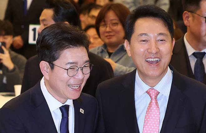 오세훈 서울시장(오른쪽)과 정원오 더불어민주당 서울시장 후보가 지난 22일 서울 용산구 백범김구기념관 컨벤션홀에서 열린 서울시사회복지사협회 창립 40주년 기념식에서 인사하고 있다. 2026.4.22 뉴스1