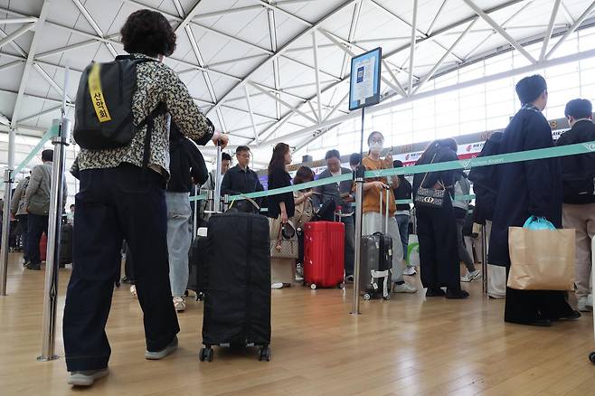 올해 법정공휴일로 지정된 노동절과 어린이날을 낀 징검다리 연휴 기간인 1일 인천국제공항 제1여객터미널 출국장에서 승객들이 발걸음을 옮기고 있다.  이날 항공업계에 따르면 징검다리 연휴 기간인 4월 30일부터 5월 5일까지 엿새간 인천국제공항 국제선 이용객은 130만 명으로, 지난해 같은 기간 대비 2.6％ 증가할 것으로 예상했다. 2026.05.01. 뉴시스