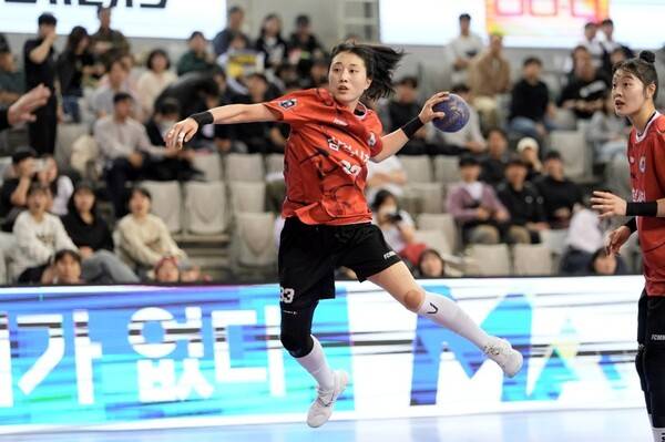 삼척시청의 정현희가 30일 열린 신한 SOL뱅크 2025~2026 핸드볼 H리그 여자부 챔피언결정 1차전 에스케이 슈가글라이더즈와 경기에서 슛하고 있다. 한국핸드볼연맹 제공