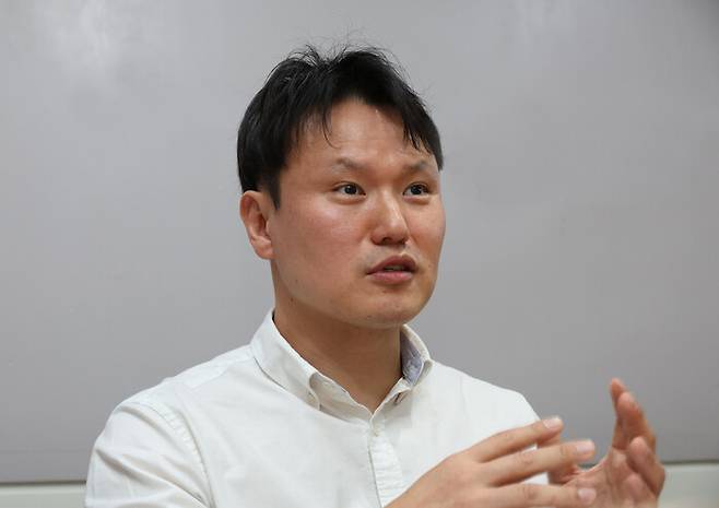 한봉탁 고용노동부 서울지방고용노동청 근로감독관이 24일 오후 서울 종로구 한 회의실에서 근로감독관이 보호하려는 현장의 노동 가치 등에 대해 이야기하고 있다. 김혜윤 기자 unique@hani.co.kr