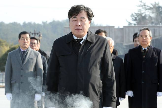 이동욱 3기 진실화해위 비상임위원 후보자가 5·18진상규명조사위원회 위원이던 2020년 1월3일 광주 북구 운정동 국립5·18민주묘지 참배단에서 분향하고 있다. 연합뉴스