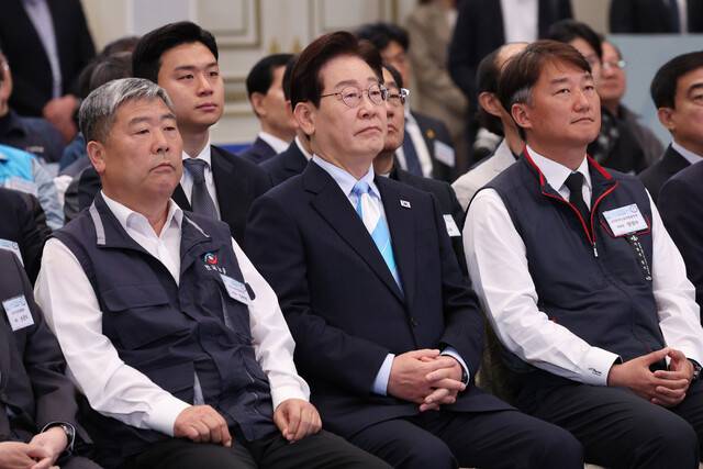 이재명 대통령이 1일 청와대 영빈관에서 열린 2026 노동절 기념식에서 김동명 한국노동조합총연맹 위원장, 양경수 전국민주노동조합총연맹 위원장 등 참석자들과 오프닝 영상을 시청하고 있다. 청와대사진기자단
