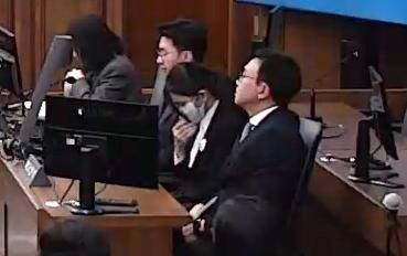 도이치모터스 주가조작과 통일교 금품수수 의혹 등의 혐의로 재판에 넘겨진 김건희 여사가 지난달 28일 서울 서초구 서울고등법원에서 열린 항소심에 출석해 자리에 앉아 있다. 서울고등법원 제공 영상 캡처