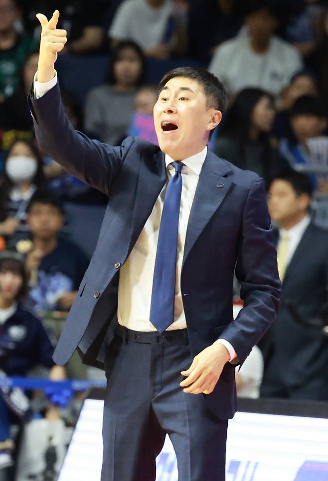 작전 지시하는 이상민 감독. 연합뉴스