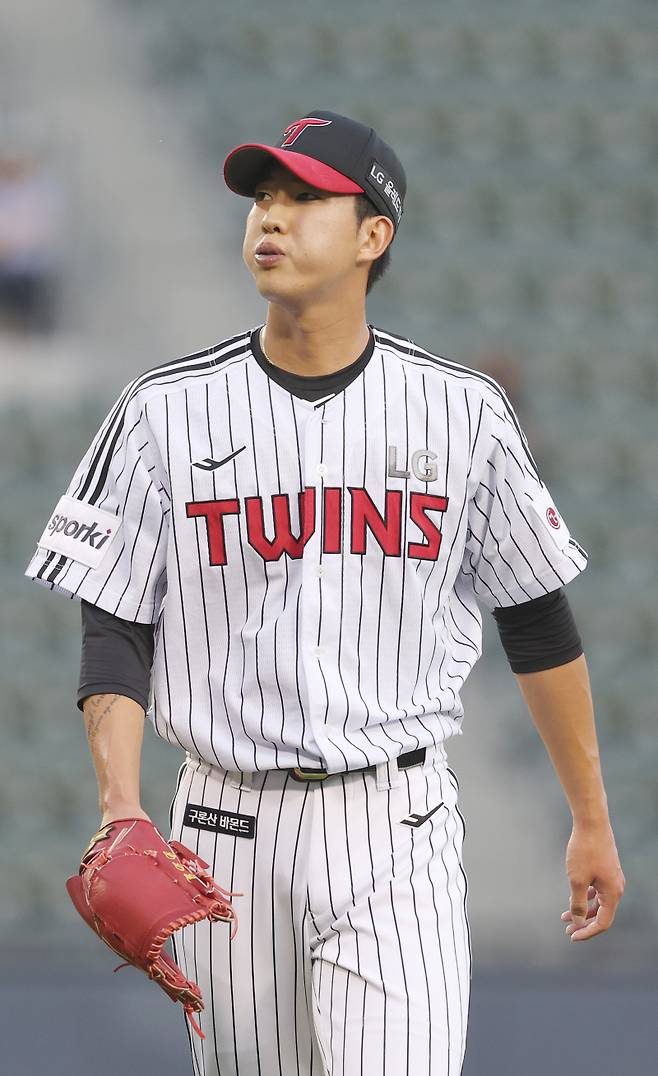 <yonhap photo-4212=""> '쉽지 않네' (서울=연합뉴스) 신준희 기자 = 14일 잠실야구장에서 열린 프로야구 LG와 삼성의 경기. 3회초 2실점한 LG 선발투수 이상영이 이닝을 마치고 아쉬운 듯한 표정을 짓고 있다. 2023.6.14 hama@yna.co.kr/2023-06-14 19:20:05/ <저작권자 ⓒ 1980~2026 ㈜연합뉴스. 무단 전재 재배포 금지.></yonhap>