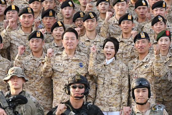 지난 2023년 1월 15일 오후 윤석열 전 대통령과 김건희 여사가 아랍에미리트(UAE) 아크부대를 찾아 장병들과 기념 촬영하고 있다. 사진=대통령실 제공