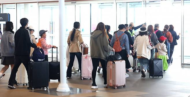 30일 중국 노동절 연휴(5월1일~5일)를 한국에서 보내려는 중국인 관광객들이 인천 연수구 인천항 국제여객터미널을 통해 입국하고 있다. 사진=연합뉴스