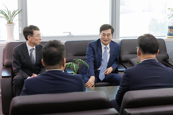 경기도의회 제389회 임시회 마지막 날인 지난달 30일 김동연 경기지사가 최종현 경기도의회 민주당 대표의원을 만나 추경예산안 통과를 당부하고 있다. 경기도 제공