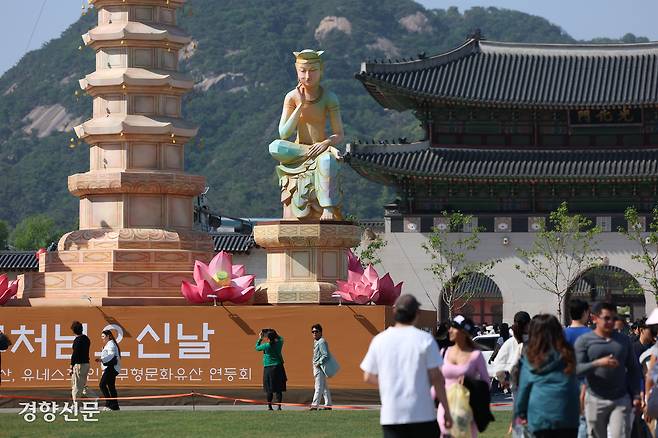 부처님 오신 날을 앞두고 1일 서울 광화문 광장에 ‘평화와 화합의 보현사 탑등’이 설치돼 있다.