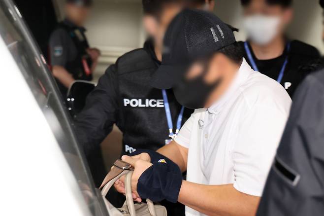 ‘마약왕’으로 불리는 박왕열에게 필로폰 등 마약류를 공급한 혐의를 받는 최모씨가 1일 태국으로부터 강제송환돼 인천국제공항 제2여객터미널에 도착한 호송차에 타고 있다. 연합뉴스