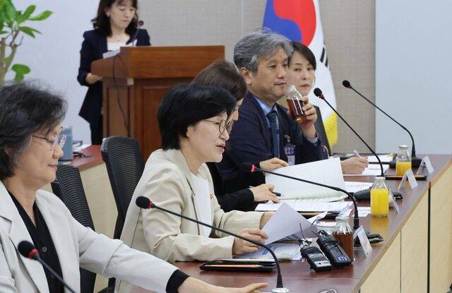 원민경 성평등가족부 장관이 30일 서울 종로구 정부서울청사에서 열린 형사미성년자(촉법소년) 연령 사회적 대화 협의체 4차 회의에서 발언하고 있다. 연합뉴스