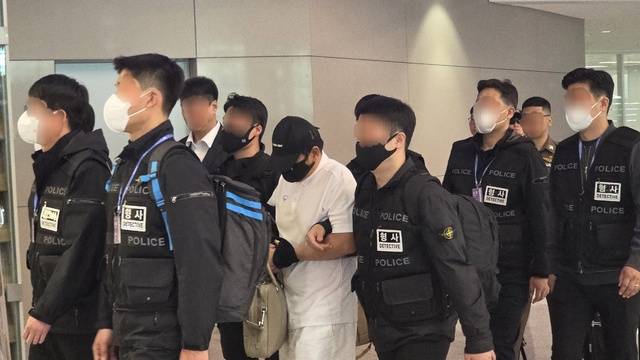 1일 오전 인천 중구 인천국제공항 제2여객터미널 입국장 B게이트. 박왕열에게 마약을 공급한 혐의를 받는 50대 남성 최모씨가 태국에서 검거돼 국내로 송환 중이다. 장민재 기자