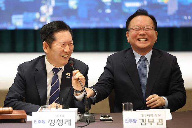 김부겸 대구시장 후보가 지난달 8일 대구 북구 인터불고 엑스코 호텔에서 열린 현장 최고위원회의에서 정청래 대표 발언에 미소 짓고 있다. [연합뉴스]