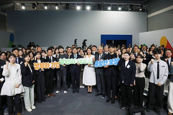 구윤철 경제부총리와 김영훈 고용노동부 장관, 류진 한경협 회장을 비롯한 참석자들이 29일 양재 aT센터에서 열린 ‘2026 대한민국 상생 채용박람회’에 참석해 기념촬영을 하고 있다. 이번 행사는 온·오프라인을 통해 700여개 기업이 참여하며 채용상담부터 현장면접, 역량 개발까지 ‘대한민국 청년 채용의 모든 것’을 제공한다. [한경협 사진제공]