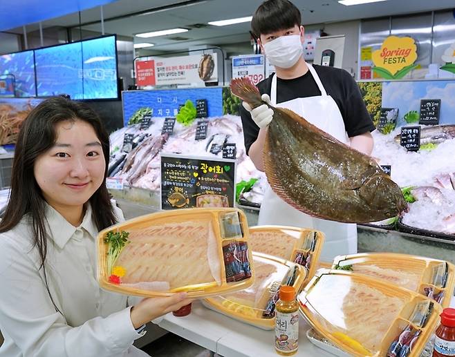 롯데마트의 ‘자연산 대물 광어회’. [사진=롯데마트]