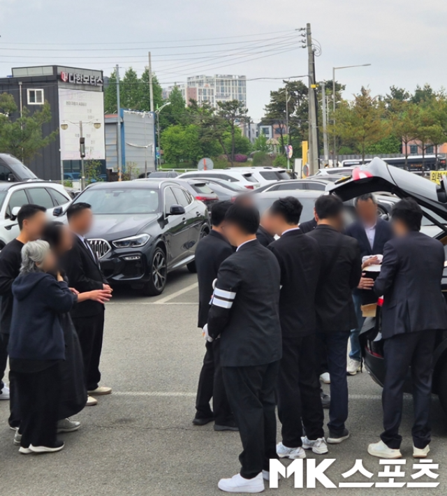 배우 박동빈의 발인식이 엄수된 가운데, 운구차 앞에서 무너진 아내 이상이의 모습이 보는 이들의 마음을 먹먹하게 했다. 사진= 배우 오협 제공