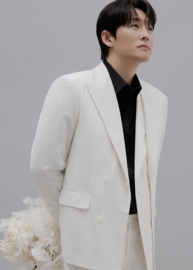 고준이 미모의 아내와 함께한 그림 같은 웨딩 화보를 전격 공개하며 달콤한 신혼의 시작을 알렸다.사진=고준 SNS
