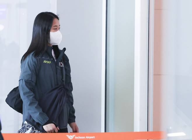 안세영의 활약에 힘입은 한국 여자 배드민턴 대표틴이 안세영을 앞세워 세계단체선수권대회에서 4강에 올랐다. 지난달 21일 인천국제공항 제2여객터미널에서 출국장으로 이동하고 있다. /사진=뉴시스