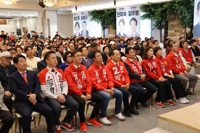 지난달 30일 달서구 비엔나웨딩에서 열린 국민의힘 달서 병 필승결의대회 참석자들이 승리를 다짐하고 있다./사진제공=권영진 국민의힘 국회의원실