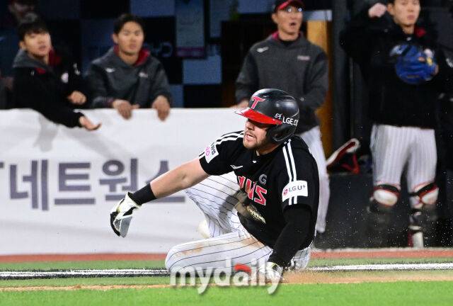 홈으로 쇄도하던 LG 오스틴이 동점 찬스에서 넘어지고 있다 / 수원 = 유진형 기자 zolong@mydaily.co.kr