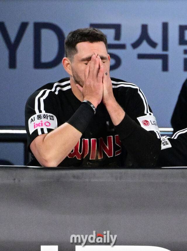 LG 오스틴이 자책하고 있다 / 수원 = 유진형 기자 zolong@mydaily.co.kr