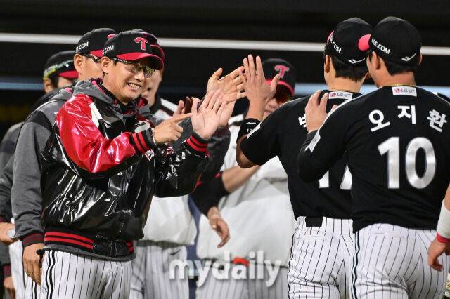 LG가 30일 오후 경기도 수원KT위즈파크에서 열린 '2026 신한 SOL KBO리그' KT 위즈와 경기서 6-5로 승리한 뒤 기뻐하고 있다.