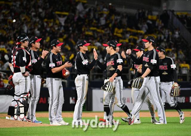 LG가 30일 오후 경기도 수원KT위즈파크에서 열린 '2026 신한 SOL KBO리그' KT 위즈와 경기서 6-5로 승리한 뒤 기뻐하고 있다./수원=유진형 기자