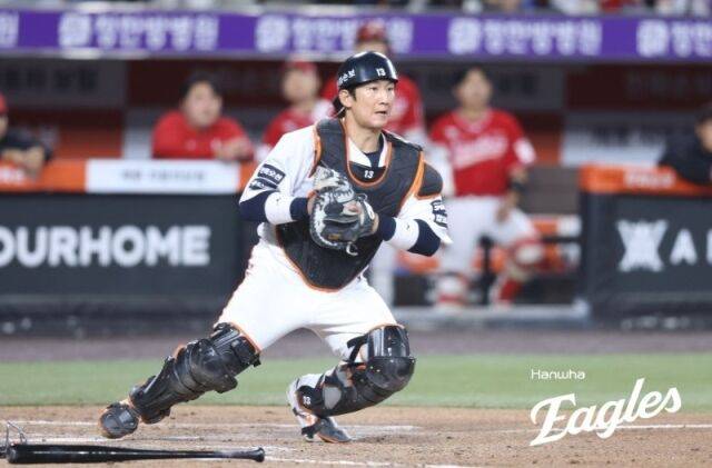 한화 이글스 최재훈이 30일 대전 한화생명이글스파크에서 열린 SSG 랜더스와의 홈 경기서 수비를 하고 있다./한화 이글스 제공