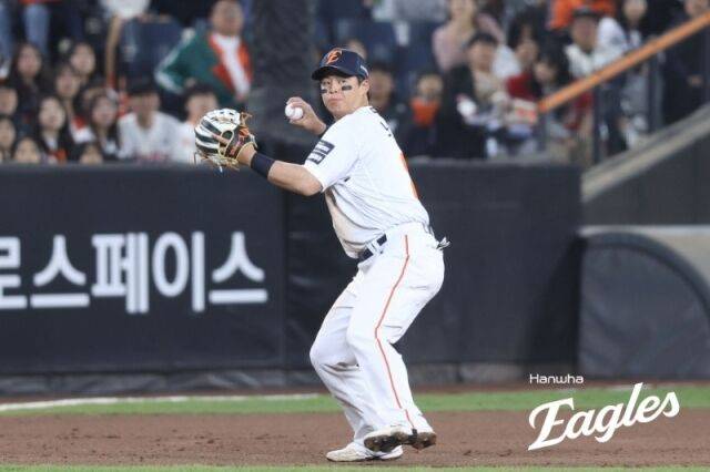 한화 노시환이 30일 대전한화생명이글스파크에서 열린 SSG 랜뎌스와의 홈 경기서 수비를 하고 있다./한화 이글스 제공