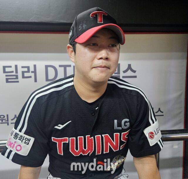 함덕주가 30일 경기 후 인터뷰를 하고 있다./수원=심혜진 기자