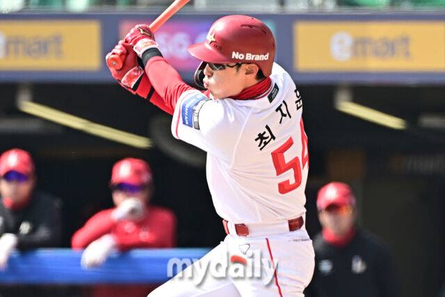 17일 인천 SSG랜더스필드에서 열린 '2026 신한 SOL BANK KBO리그' SSG 랜더스와 삼성 라이온즈 시범경기. SSG 최지훈이 3회말 2사에 안타를 치고 있다. 도루 성공,/마이데일리