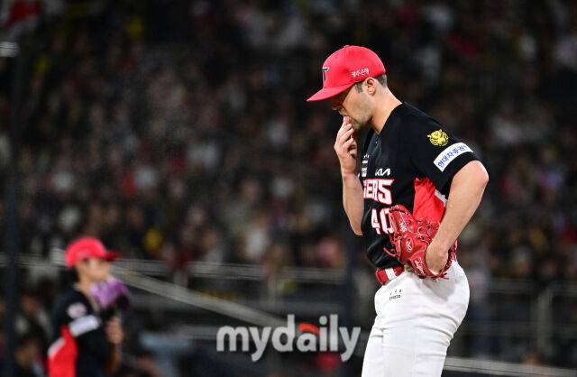 2026년 4월 22일 오후 경기도 수원KT위즈파크에서 열린 '2026 신한 SOL KBO리그' KIA 타이거즈와 KT 위즈의 경기. KIA 선발투수 네일이 5이닝 2실점 투구를 한 뒤 아쉬워하고 있다./마이데일리