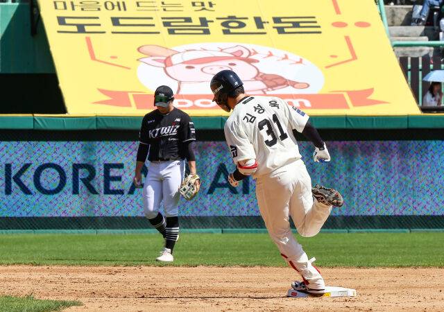 SSG 김성욱이 4월 26일 KT전에서 솔로 홈런을 날린 뒤 베이스를 돌고 있다./SSG 랜더스