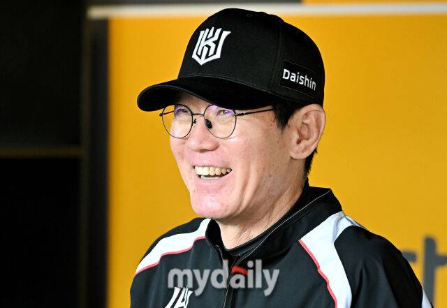 24일 오후 인천 SSG랜더스필드에서 진행된 '2026 프로야구 KBO리그' SSG랜더스와 KT위즈의 경기. KT 이강철 감독이 경기전 훈련에서 인터뷰를 갖고 있다./마이데일리