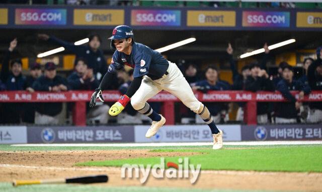 롯데 장두성이 1일 SSG전에서 홈을 향해 헤드 퍼스트 슬라이딩을 하고 있다./SSG랜더스필드=유진형 기자