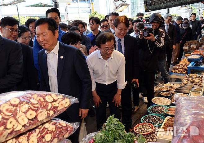 [부산=뉴시스] 하경민 기자 = 정청래 더불어민주당 대표가 15일 부산 부산진구 부전시장을 방문, 상인들과 인사하며 전재수 부산시장 후보 등 6·3 지방선거 후보들의 지지를 호소하고 있다. 2026.04.15. yulnetphoto@newsis.com