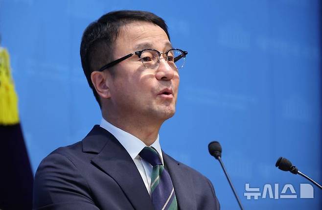 [서울=뉴시스] 조성봉 기자 = 한병도 전 더불어민주당 원내대표가 23일 오전 서울 여의도 국회 소통관에서 기자회견을 열고, 원내대표 연임 도전을 선언하고 있다. 2026.04.23. suncho21@newsis.com