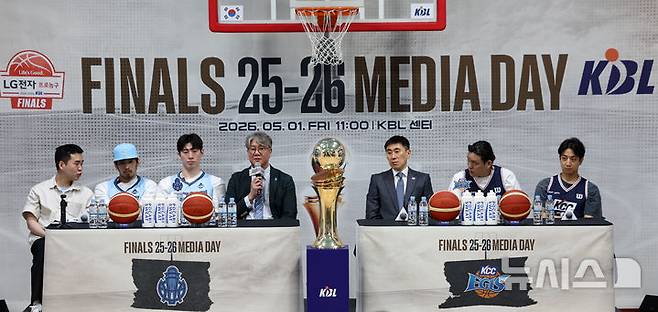 [서울=뉴시스] 조성우 기자 = 손창환(왼쪽 세 번째) 소노 감독이 1일 강남구 KBL센터에서 열린 2025~2026시즌 LG전자 프로농구 챔피언결정전 미디어데이에서 취재진 질문에 답변하고 있다. 왼쪽부터 소노 케빈 켐바오, 이정현 선수, 손창환 감독, 이상민 KCC 감독, 최준용, 허훈 선수. 2026.05.01. xconfind@newsis.com