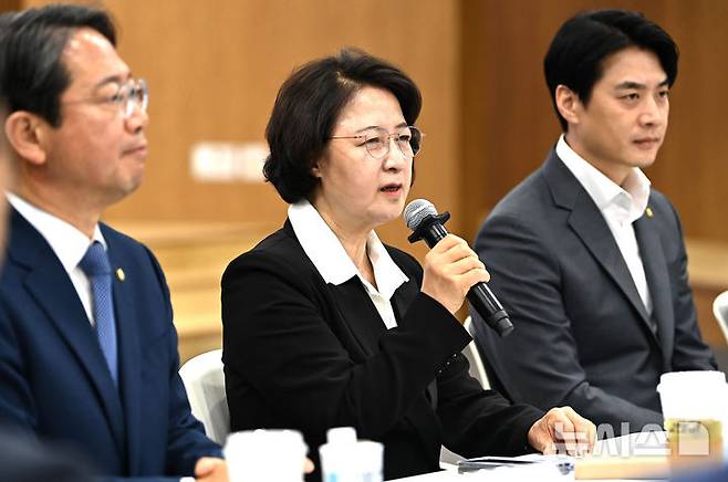 [수원=뉴시스] 김종택기자 = 추미애 더불어민주당 경기도지사 후보가 29일 경기 수원시 영통구 경기도의회에서 열린 경기도 국회의원 및 지역위원장 연석회의에 참석해 발언하고 있다. 2026.04.29. jtk@newsis.com