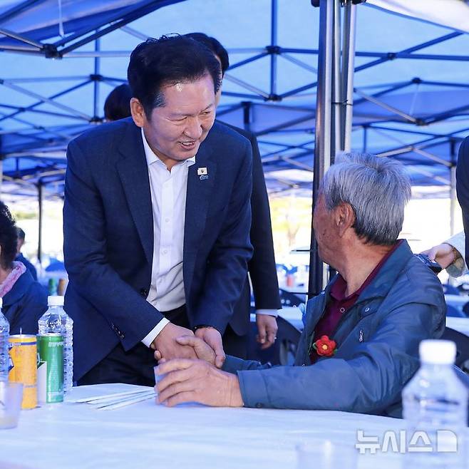 [서울=뉴시스] 고승민 기자 = 정청래 더불어민주당 대표가 1일 충남 서산시문화회관에서 열린 어버이날 기념 경로행사를 방문, 참석 어르신들과 인사를 하고 있다. (사진=더불어민주당 제공) 2026.05.01. photo@newsis.com