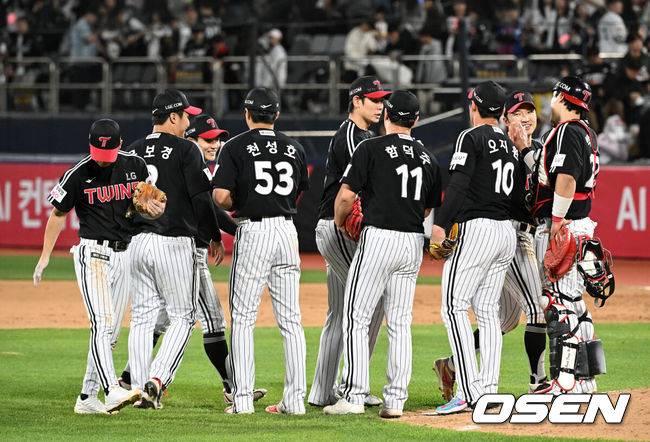 [OSEN=수원, 이대선 기자] LG는 30일 수원 KT위즈파크에서 열린 2026 신한 SOL KBO리그 KT 위즈와 경기에서 6-5 재역전승을 거뒀다.이날 승리로 LG는 3연패에서 탈출, 17승 10패를 기록했다. 반면 KT는 4연승에 실패했다.경기 종료 후 LG 선수들이 승리의 기쁨을 나누고 있다. 2026.04.30 /sunday@osen.co.kr