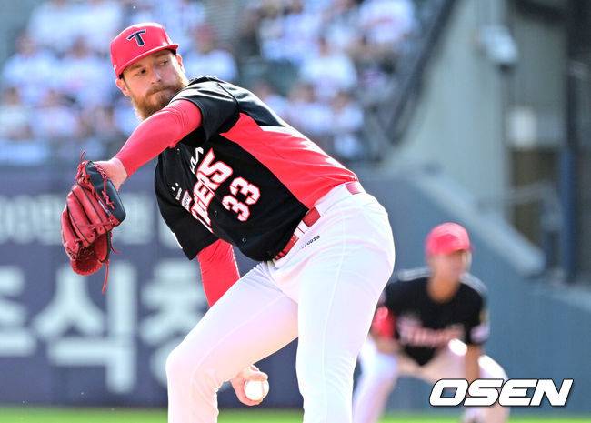 [OSEN=잠실, 최규한 기자] 18일 오후 서울 잠실야구장에서 ‘2026 신한 SOL KBO리그’ 두산 베어스와 KIA 타이거즈의 경기가 열렸다.홈팀 두산은 최승용, 방문팀 KIA는 애덤 올러를 선발로 내세웠다.1회말 KIA 선발 애덤 올러가 힘차게 공을 뿌리고 있다. 2026.04.18 / dreamer@osen.co.kr