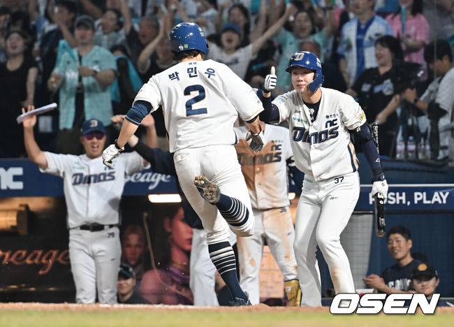 [OSEN=창원, 이석우 기자] 22일 창원NC파크에서 2025 신한 SOL 뱅크 KBO 리그 NC 다이노스와 롯데 자이언츠의 경기가 열렸다. 홈팀 NC는 신민혁이, 방문팀 롯데는 박세웅이 선발 출전했다. NC 다이노스 박건우가 7회말 무사 1루 데이비슨의 좌익수 왼쪽 1타점 2루타때 득점을 올린 박민우에게 엄지척을 하고 있다. 2025.08.22 / foto0307@osen.co.kr
