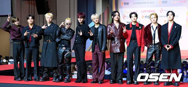 [OSEN=인천, 조은정 기자] SBS 가요대전 레드카펫 행사가 25일 오후 인천광역시 중구 운서동 인스파이어 아레나에서 열렸다.이날 SBS를 통해 생방송되는 '가요대전'에서는&nbsp;엔하이픈,&nbsp;에이티즈, 투어스,&nbsp;투모로우바이투게더, 앤팀, 보이넥스트도어, 코르티스, 넥스지, 킥플립, 동방신기 유노윤호, 스트레이 키즈, 제로베이스원, 라이즈, 엔시티 태용, 엔시티 드림, 엔시티 위시, 에스파, 아이브, 르세라핌, 있지, 엔믹스, 아일릿, 하츠투하츠, 키키, 미야오, 이즈나, 베이비몬스터, 베이비돈크라이, 올데이 프로젝트, 트레저, 더보이즈, 아이딧, 에이엠피, 아홉 등이 무대를 꾸민다.트레저가 포즈를 취하고 있다. 2025.12.25 /cej@osen.co.kr
