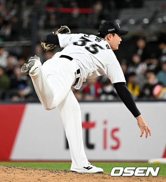 [OSEN=수원, 이대선 기자] 30일 수원 KT위즈파크에서 2026 신한 SOL KBO리그 KT 위즈와 LG 트윈스의 경기가 열렸다.이날 KT는 보쉴리, LG는 임찬규를 선발로 내세웠다.8회초 무사에서 KT 한승혁이 역투하고 있다. 2026.04.30 /sunday@osen.co.kr